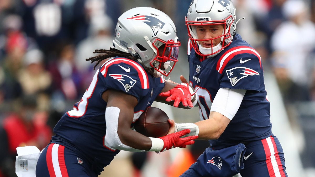 Safety Rodney Harrison of the New England Patriots runs with the ball  News Photo - Getty Images