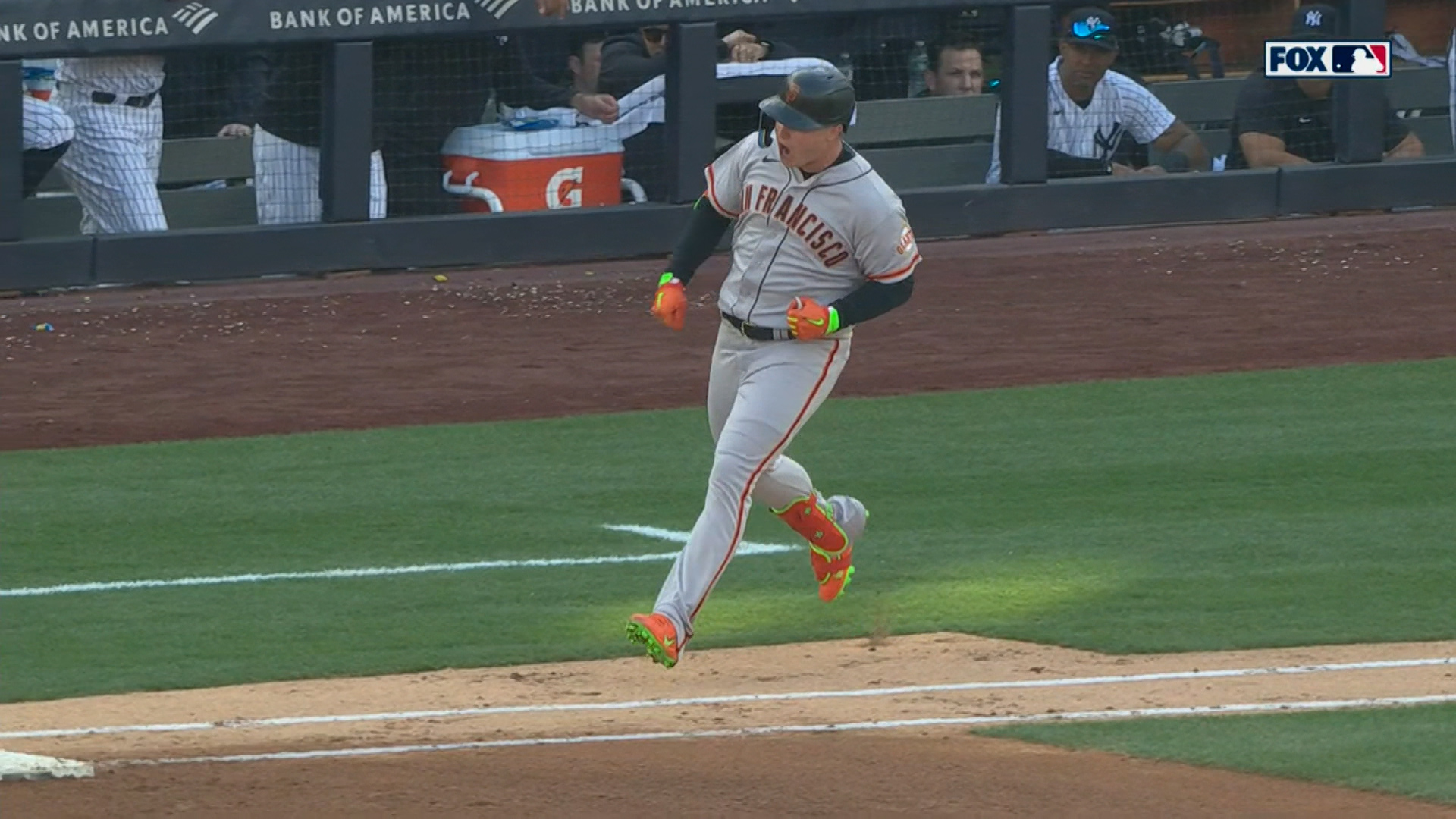 Giants' Joc Pederson responds to fan's taunting with massive home run