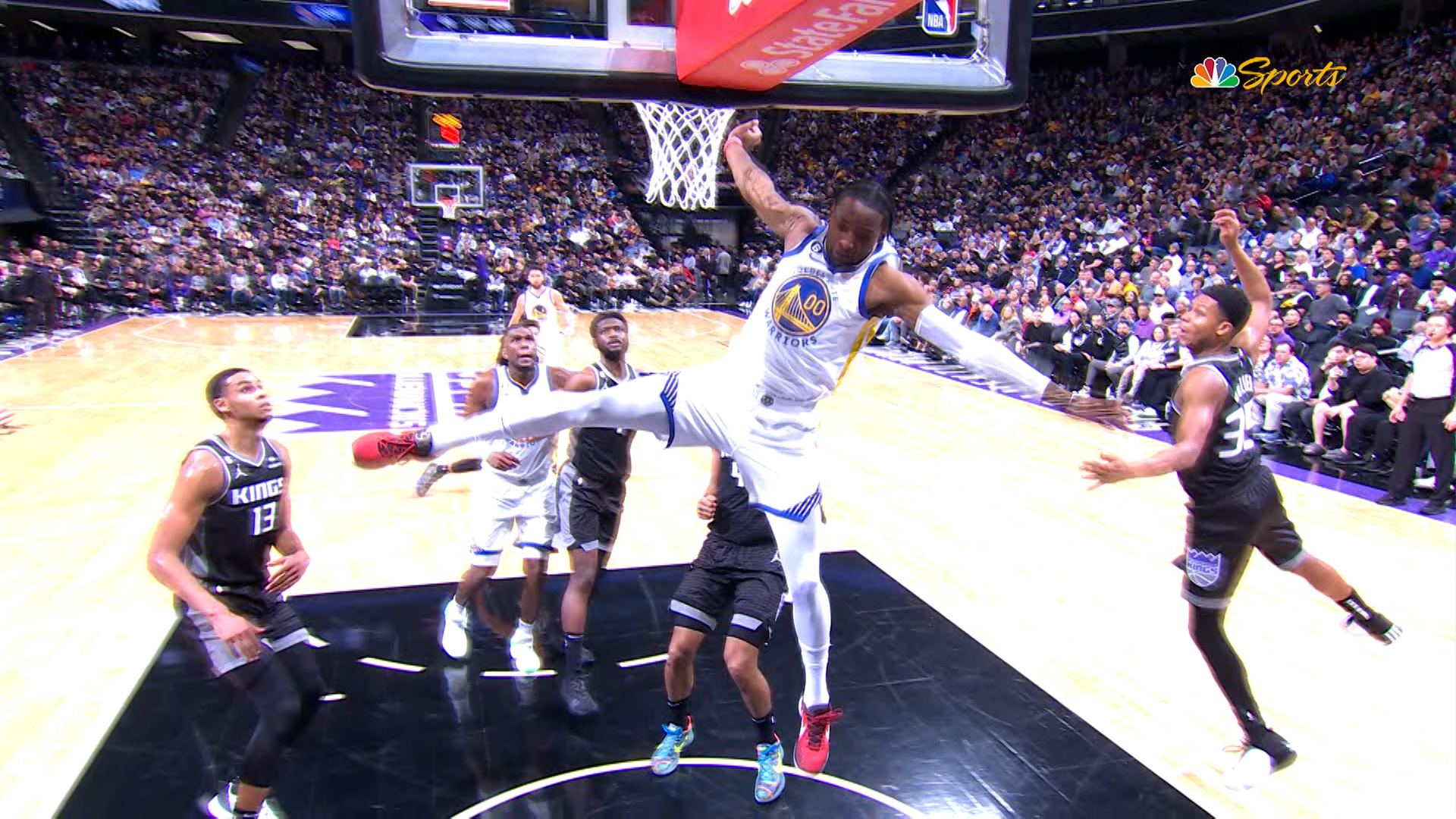 Warriors’ Jonathan Kuminga Lands Awkwardly After Mid-air Foul Vs. Kings ...