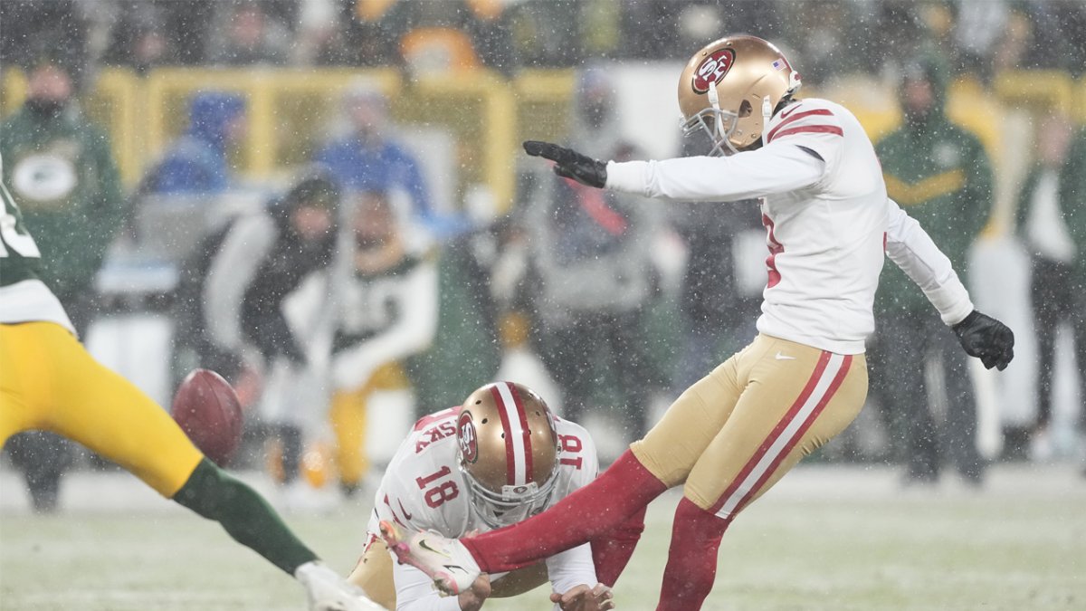 Watch 49ers block Packers punt to tie up playoff game in 4th