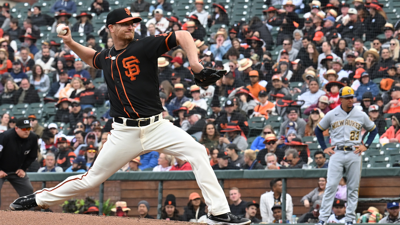 Giants move above .500 with rout of Brewers