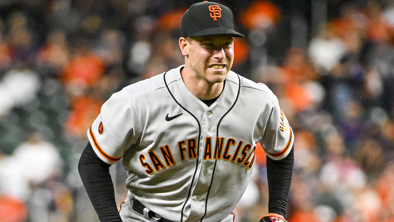 DeSclafani throws 8 scoreless as Giants shut out Astros 2-0