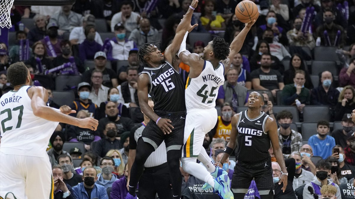 De'Aaron Fox praises 'big time' Davion Mitchell for handling Steph Curry in  Kings' Game 2 win over Warriors