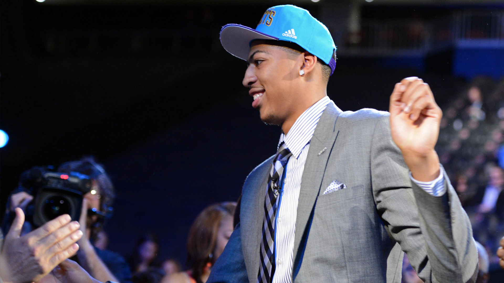 <p><strong>13.5 PPG, 52% FG, 8.2 REB, 1 AST, 1.8 BLK</strong> </p>

<p>In his rookie season, Davis put up statistics that might not jump off the page, but in watching his confidence and skill, it was clear that he was going to be a very special player. The way he moved for a man his size, and the fluidity in his game were obvious. The Warriors can only hope to see that potential out of Wiseman in his rookie year.</p>
