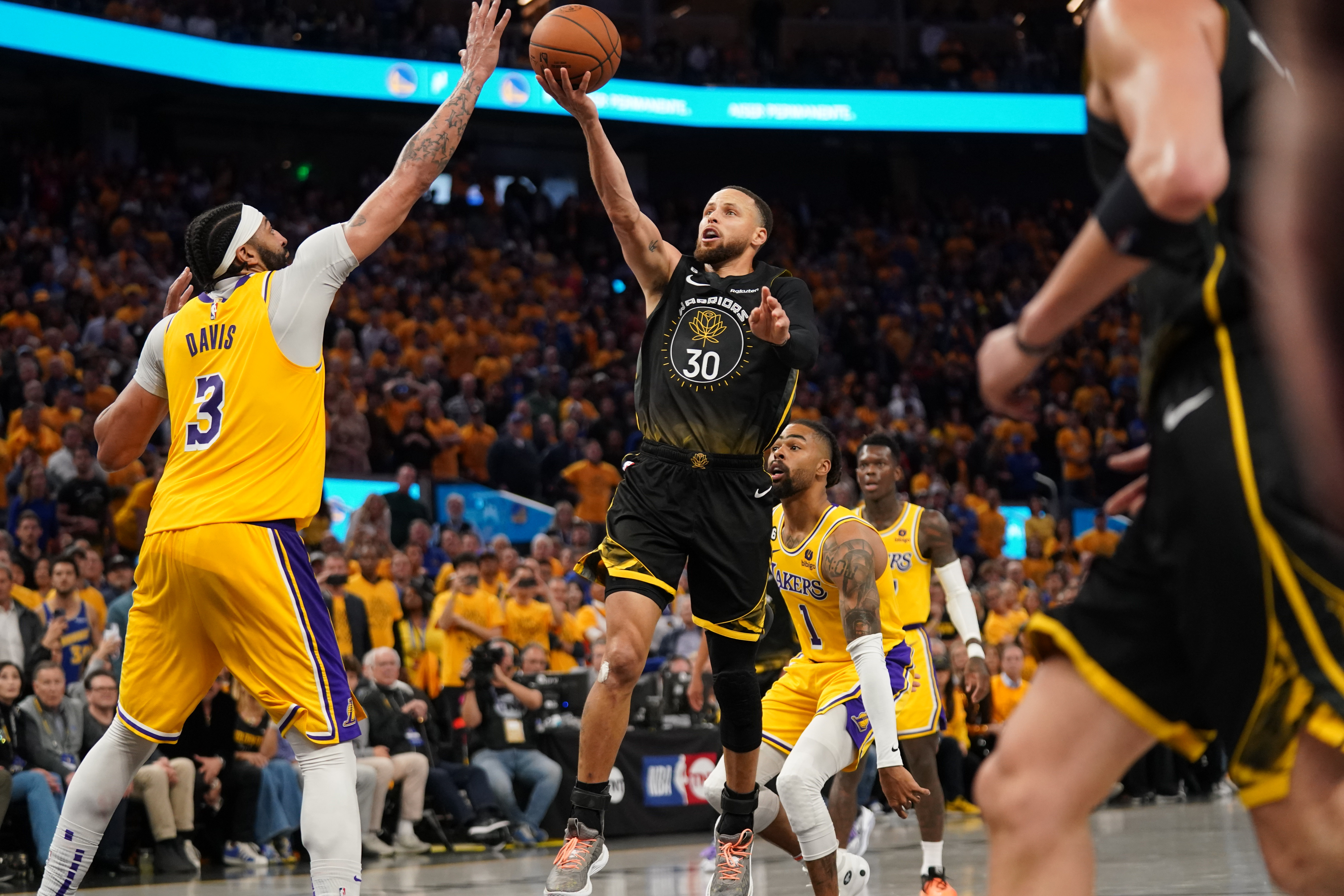 Steph Curry drops 47 points against the Sacramento Kings to snap the Golden  State Warriors' 5-game skid