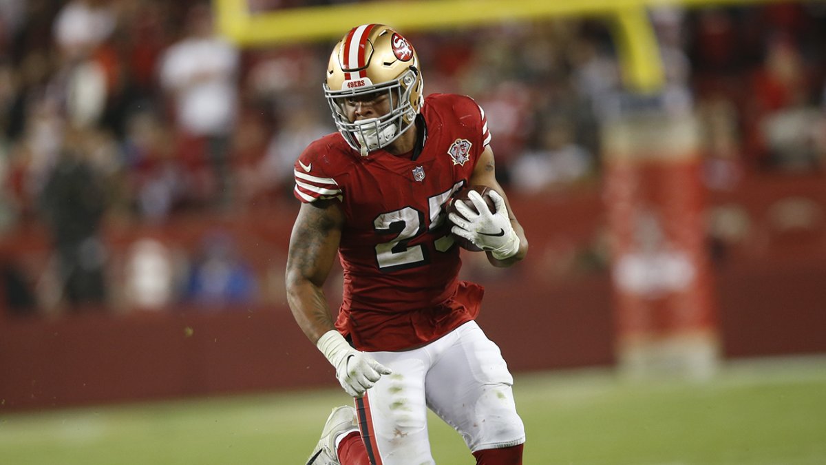 49ers' Elijah Mitchell fractures finger, may play with pin in it