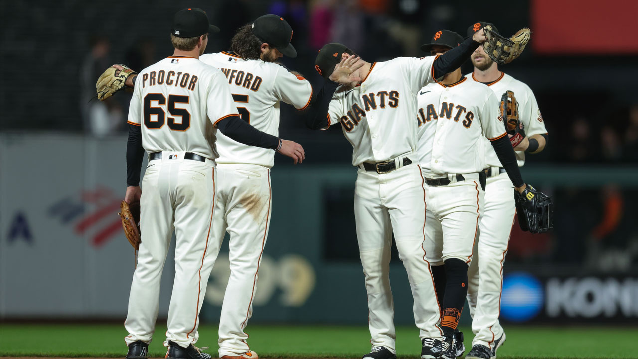 Giants move above .500 with rout of Brewers