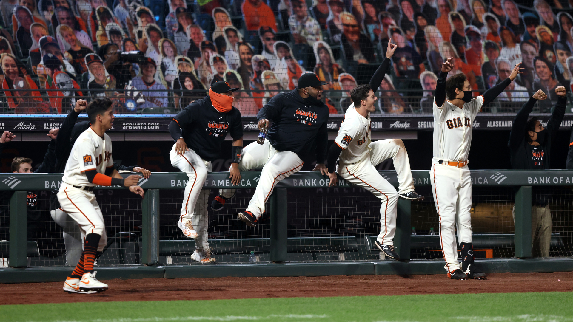 Giants beat Dodgers on walk-off throwing error in extras