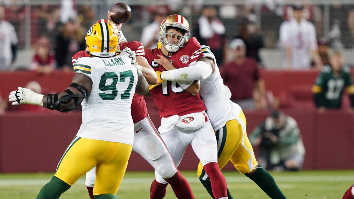 Santa Clara, United States. 27th Sep, 2021. San Francisco 49ers quarterback  Trey Lance (5) runs for a yard against the Green Bay Packers at Levi's  Stadium in Santa Clara, California on Sunday