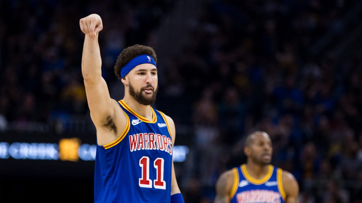Another sign Klay Thompson is nearly back: He's on the road with Warriors