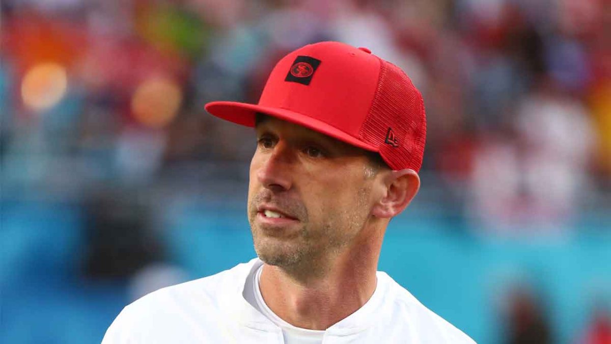 Kyle Shanahan switches up game day attire, ditches 'Shanahat' – NBC Sports  Bay Area & California