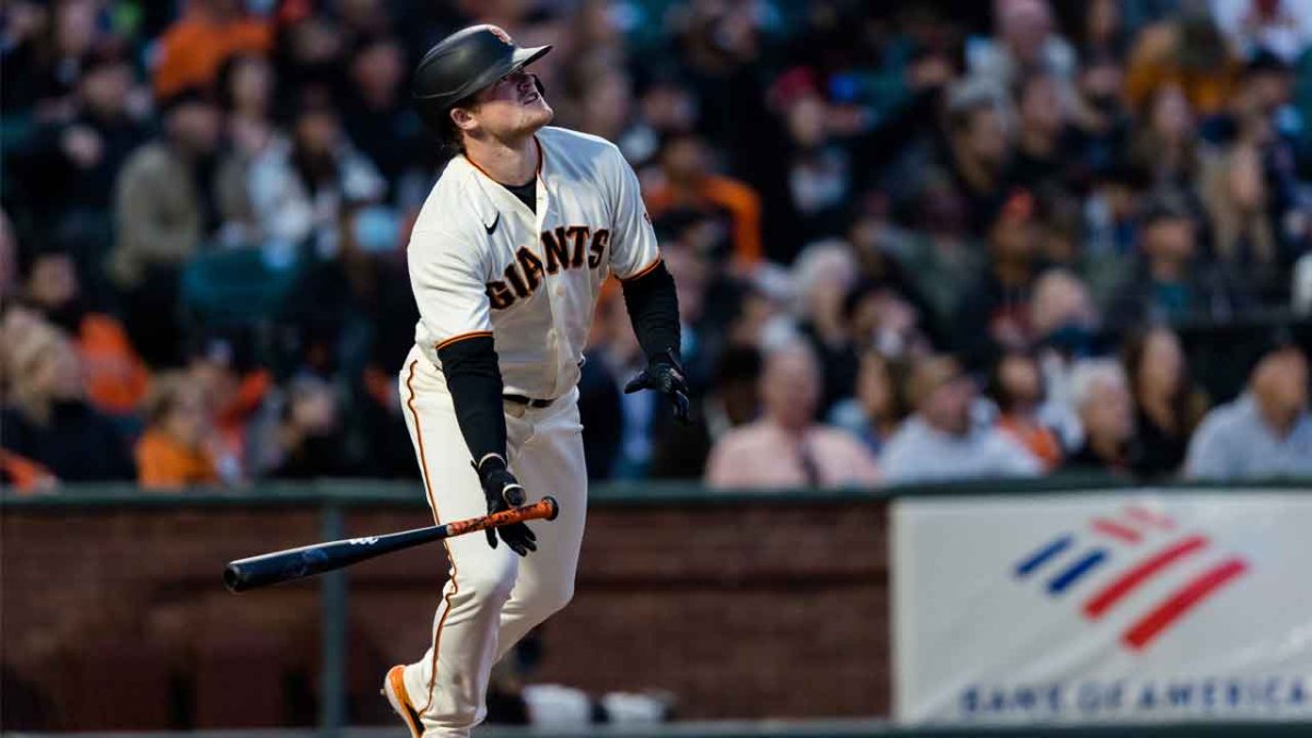 Giants ace Madison Bumgarner begins swinging a bat