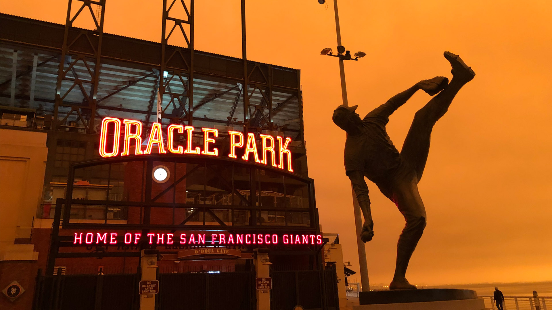 California wildfires create eerie scenes at A's, Giants games
