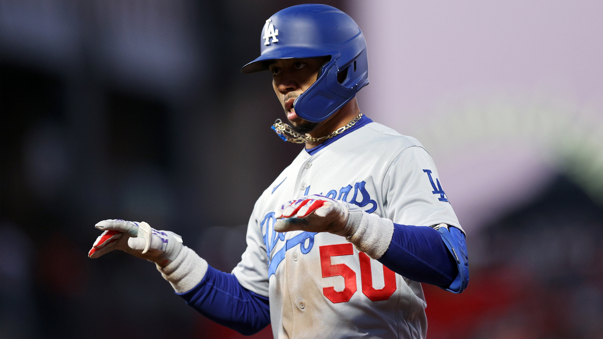 Dodgers' Julio Urías provides 'Steph Curry' moment in Game 2 against Giants