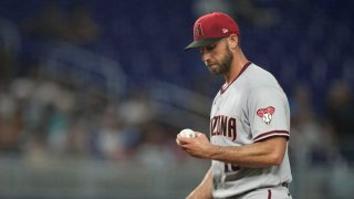 Left-hander Madison Bumgarner signs with Diamondbacks