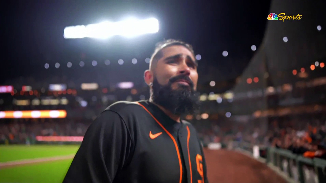 Sergio Romo pitches for last time, gets curtain call amid final
