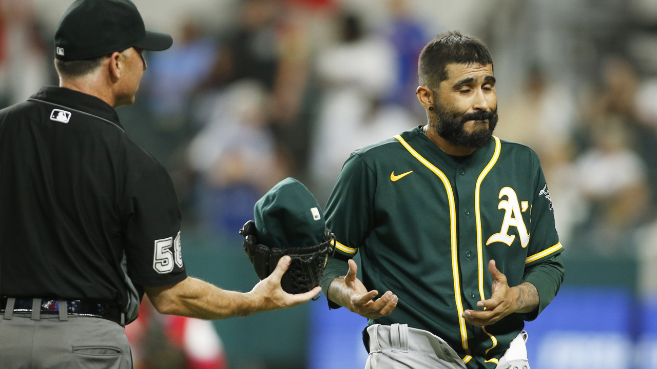 Sergio Romo's emotional final Giants appearance shockingly interrupted by  ump show