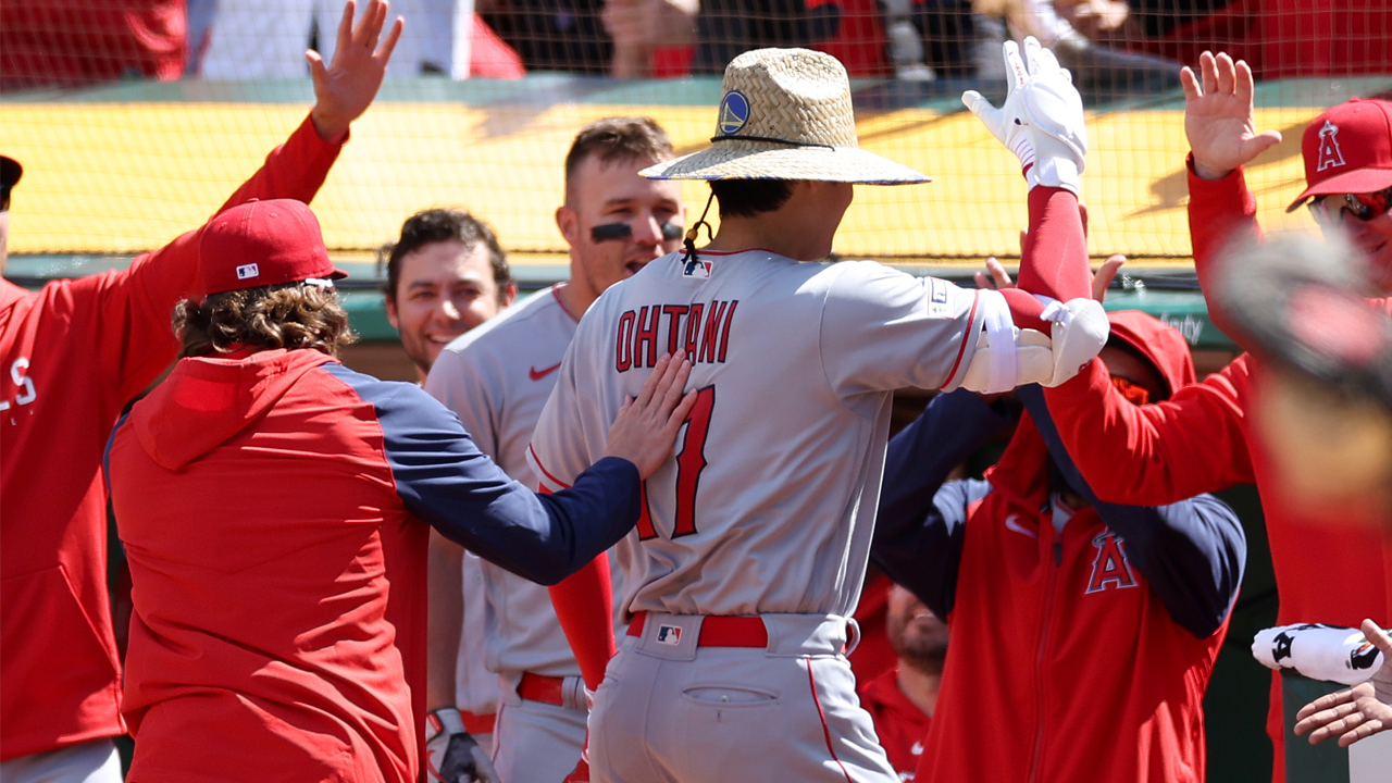 Los Angeles Angels' Shohei Ohtani takes off his hat and bows to