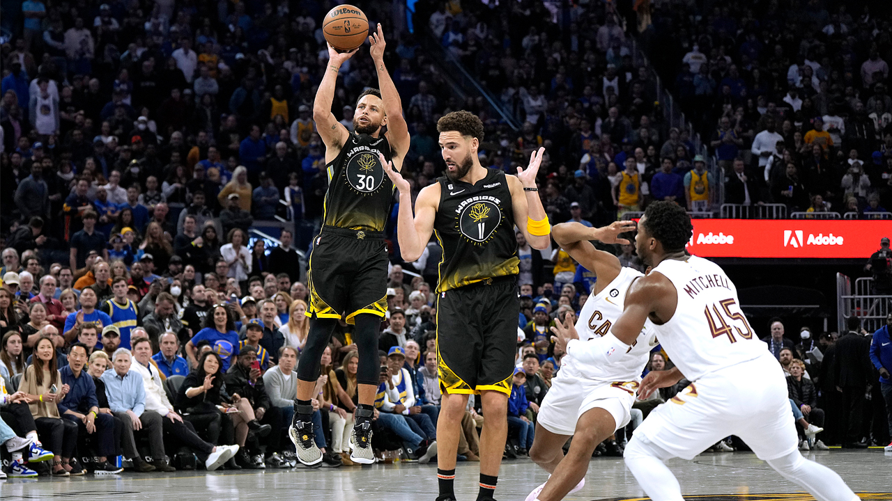 How Stephen Curry's subtle, unselfish decision helped lead to Klay  Thompson's game-winner against the Kings 