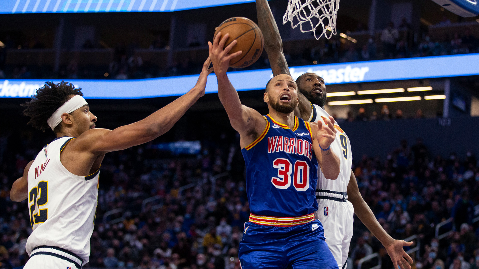 Golden State Warriors' Corey Maggette (50) drives to the basket as