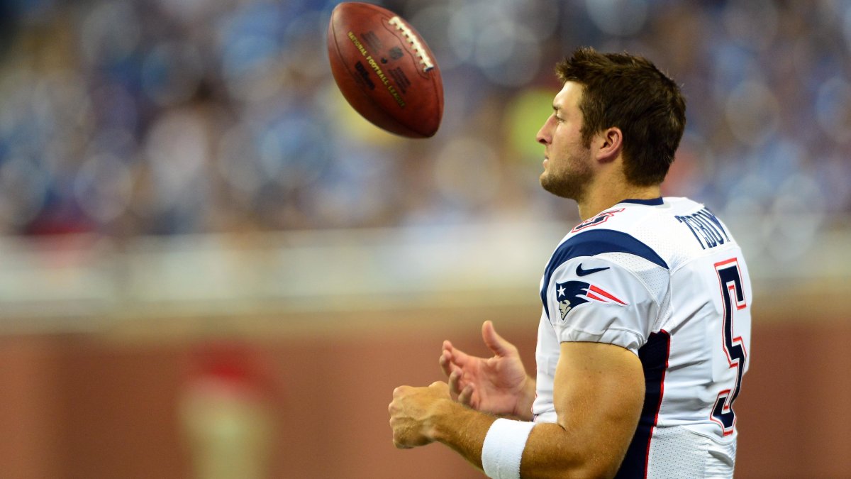 Tim Tebow officially signs contract with Jacksonville Jaguars