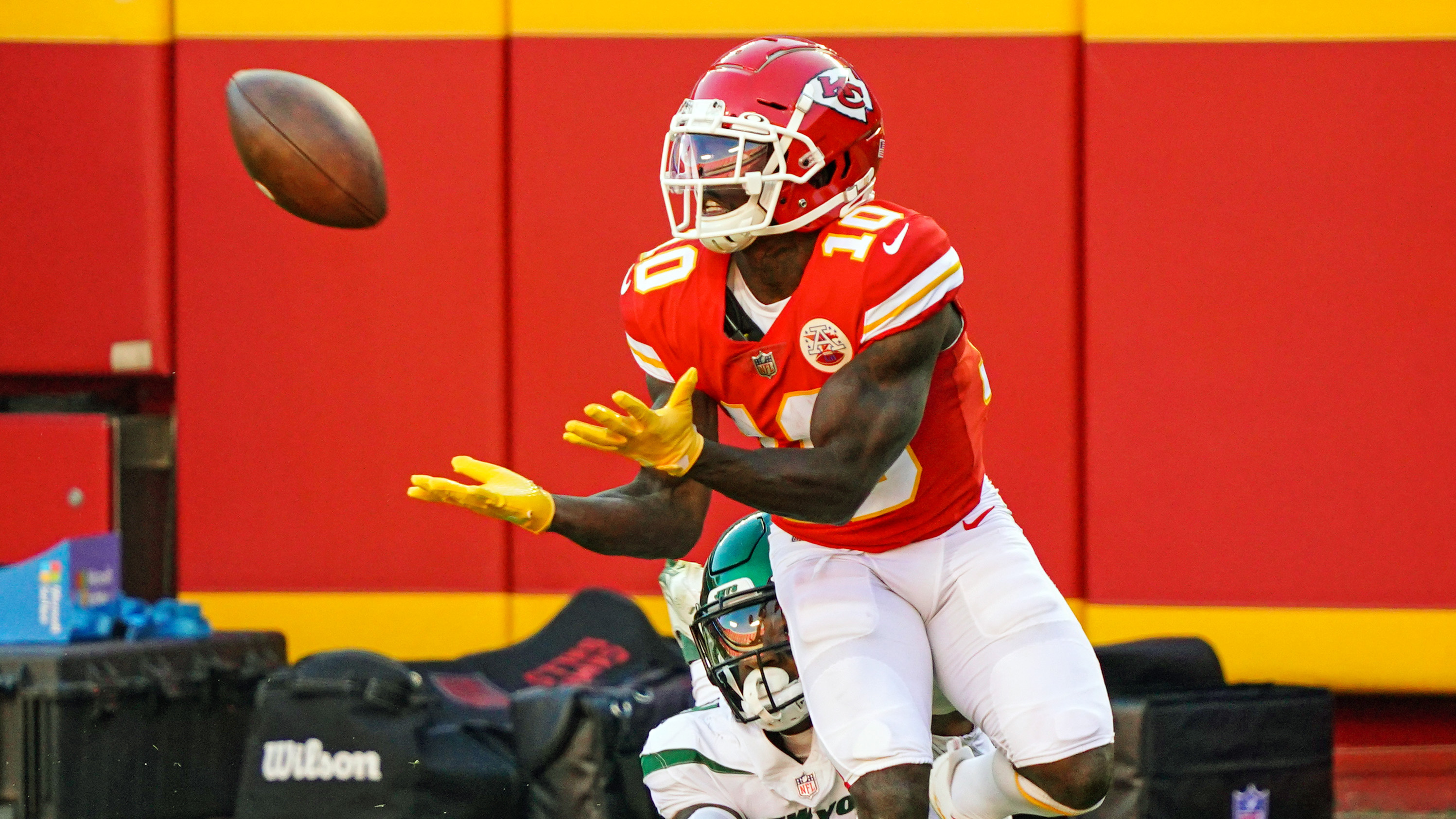 Tyreek Hill poses for pictures in full Miami Dolphins uniform: 'I