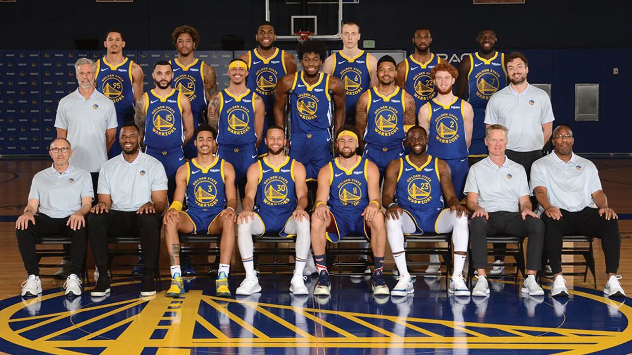 Headband Klay all smiles in 2020 21 Warriors team photo