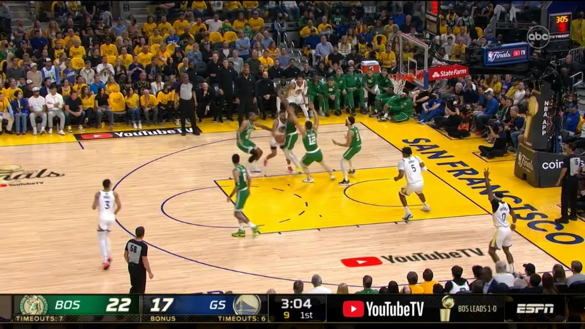 Steph Curry’s inconceivable gravity shown perfectly in viral screengrab