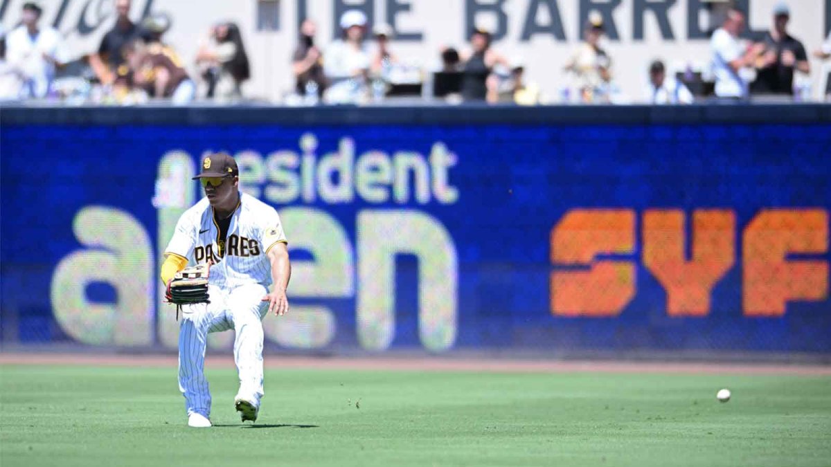 Juan Soto outfield error gifts Giants two early runs vs. Padres – NBC  Sports Bay Area & California