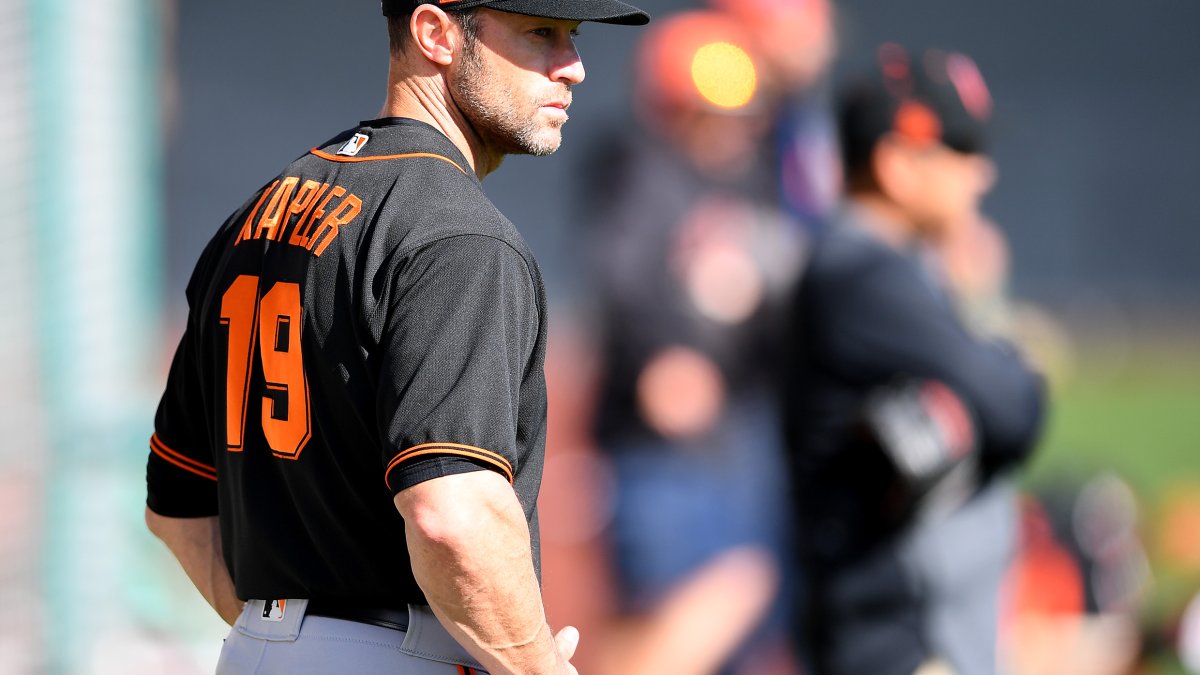 San Francisco Giants' Barry Bonds runs to first base as he grounds