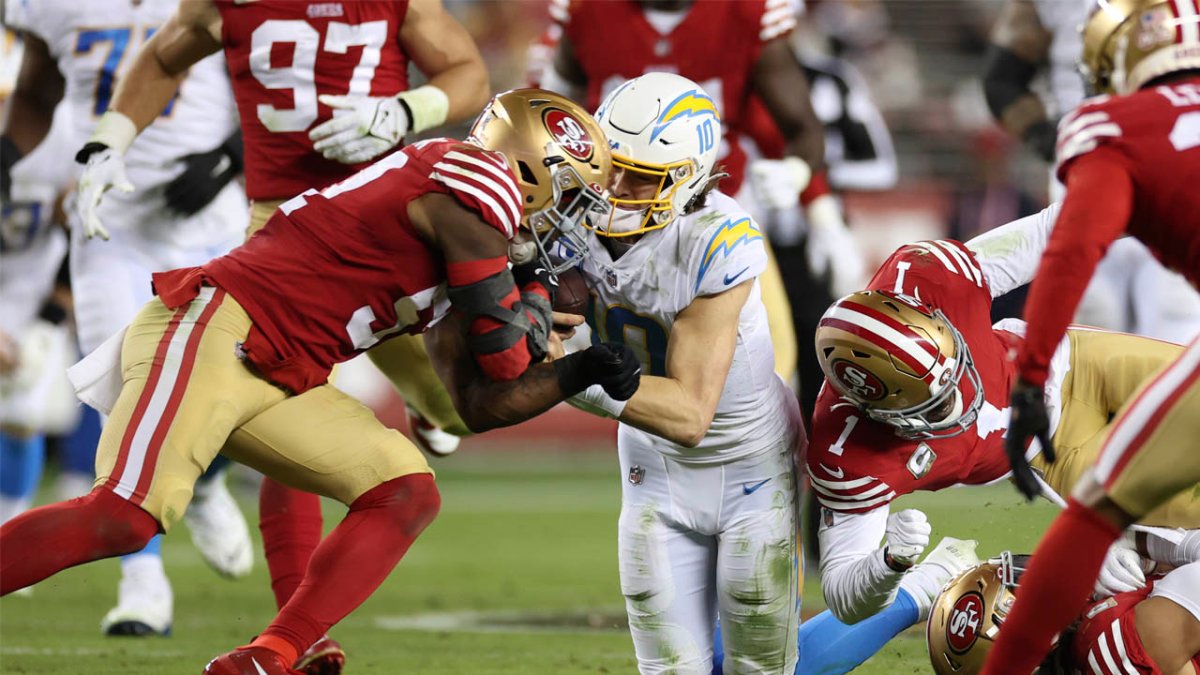 Dre Greenlaw of the San Francisco 49ers on the sideline before the News  Photo - Getty Images