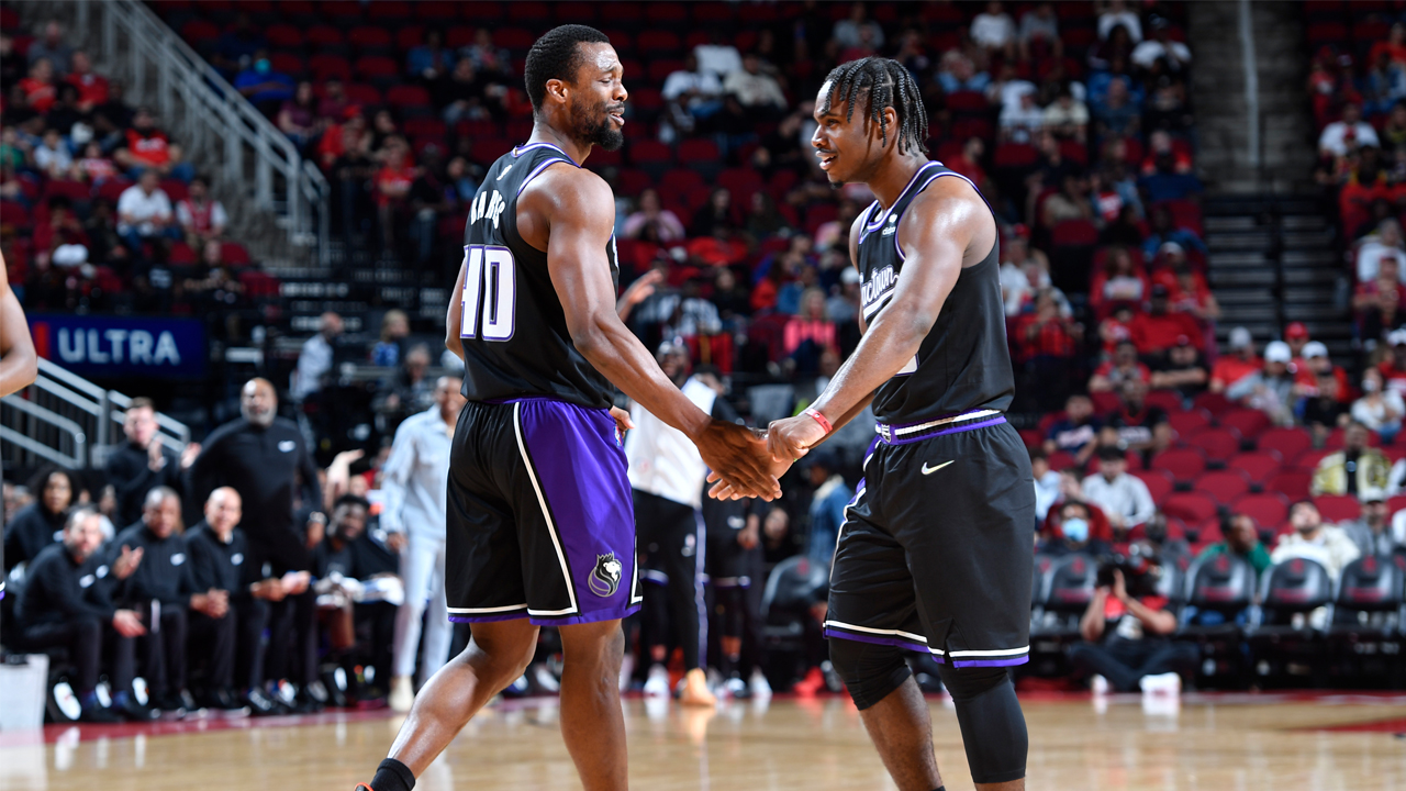 sur Le Roster. | Les Kings bientôt dans la cour des grands ? Davion Mitchell of the Sacramento Kings dunks the ball on Gary Payton News Photo - Getty Images - rta.com.co