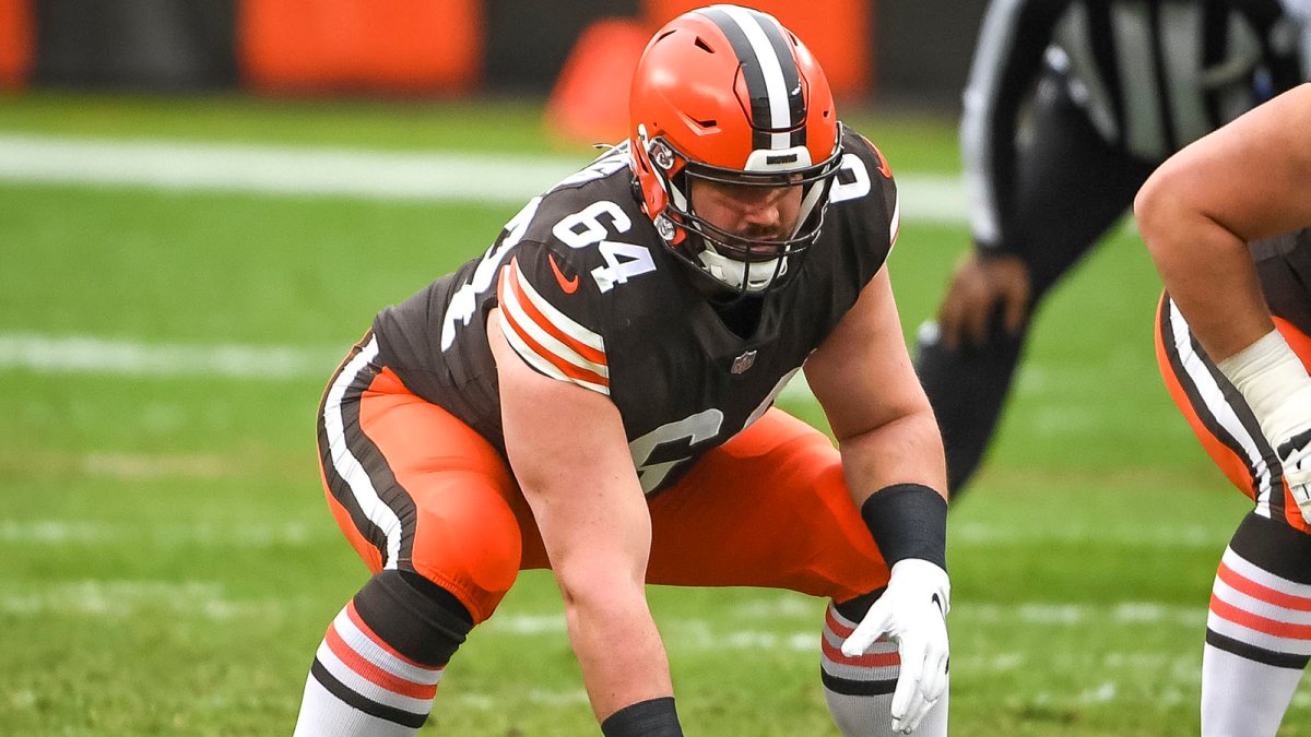 Should the Browns sign veteran center JC Tretter?