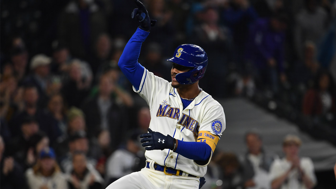 Mariners rookie Julio Rodríguez becomes fastest player to reach 15 home  runs and 20 stolen bases in career 