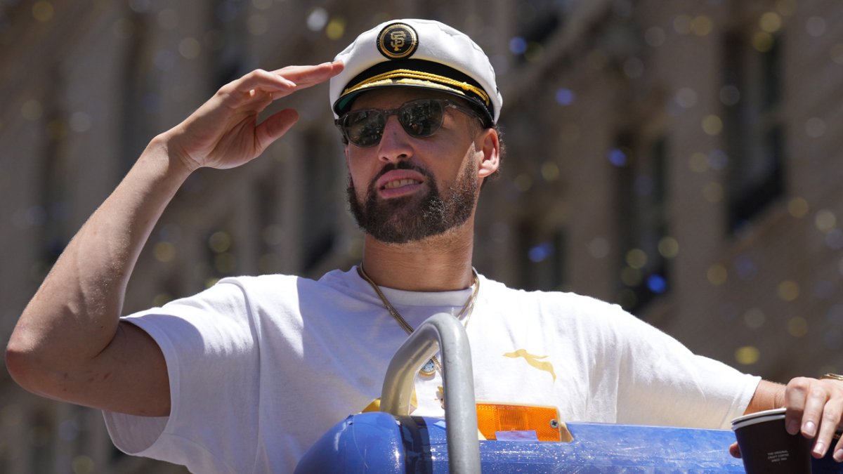 Klay Thompson gets hypnotized by magician at Dodgers Stadium