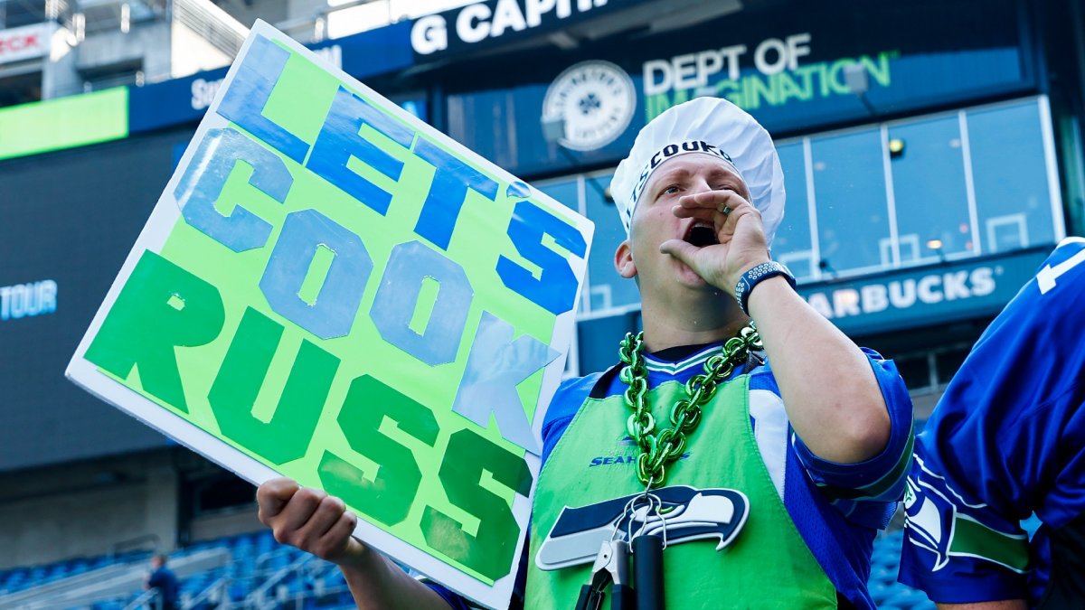 Watch: Seahawks fans boo Russell Wilson and the Broncos