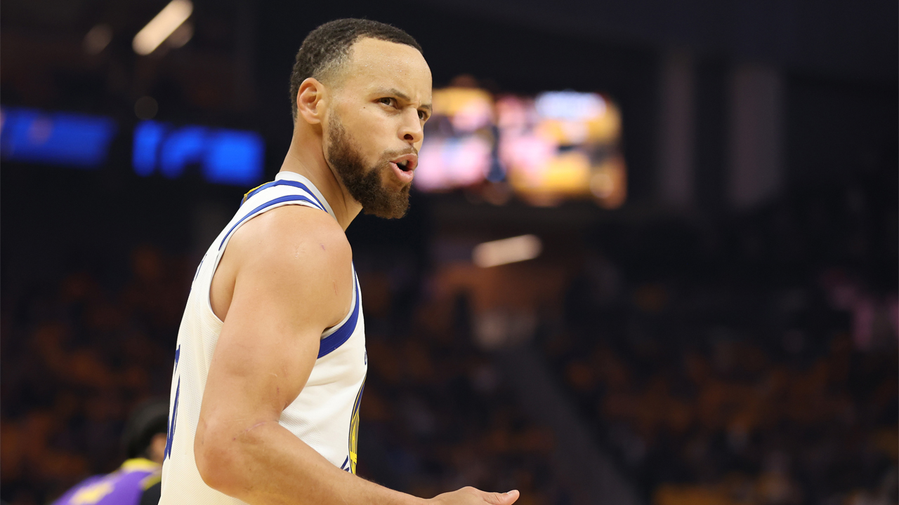 Warriors' Stephen Curry ends Game 2 with a (risky?) flourish