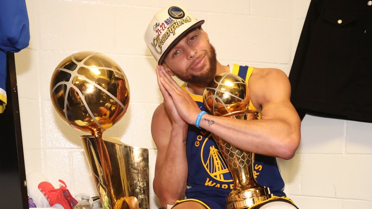 Steph Curry’s notsosubtle bling necklace with NBA championship rings