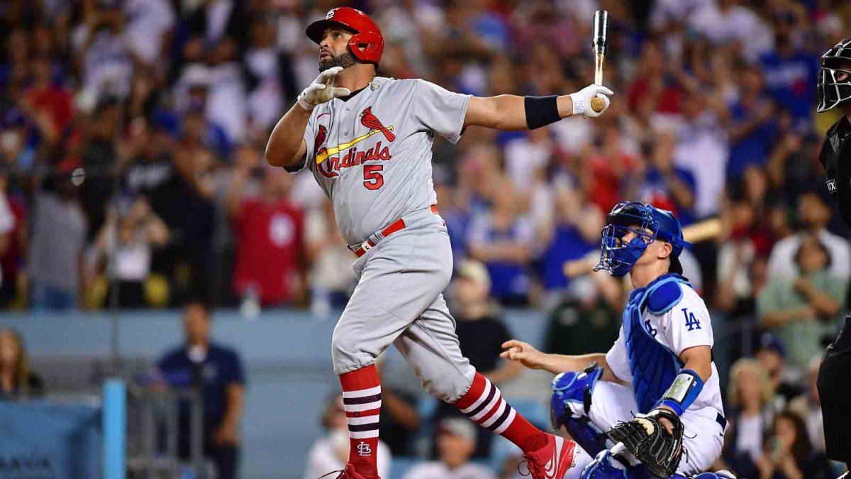 Albert Pujols celebrated with Adrian Beltre after hitting 700th HR