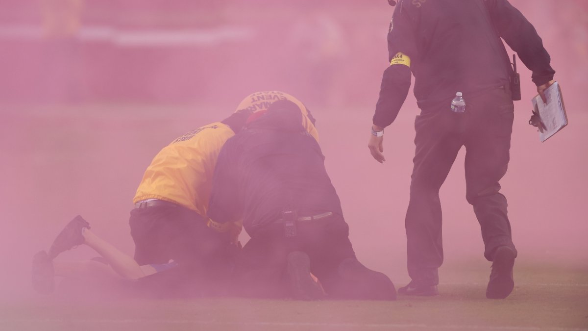 Rams' Bobby Wagner levels Direct Action Everywhere protester vs. 49ers