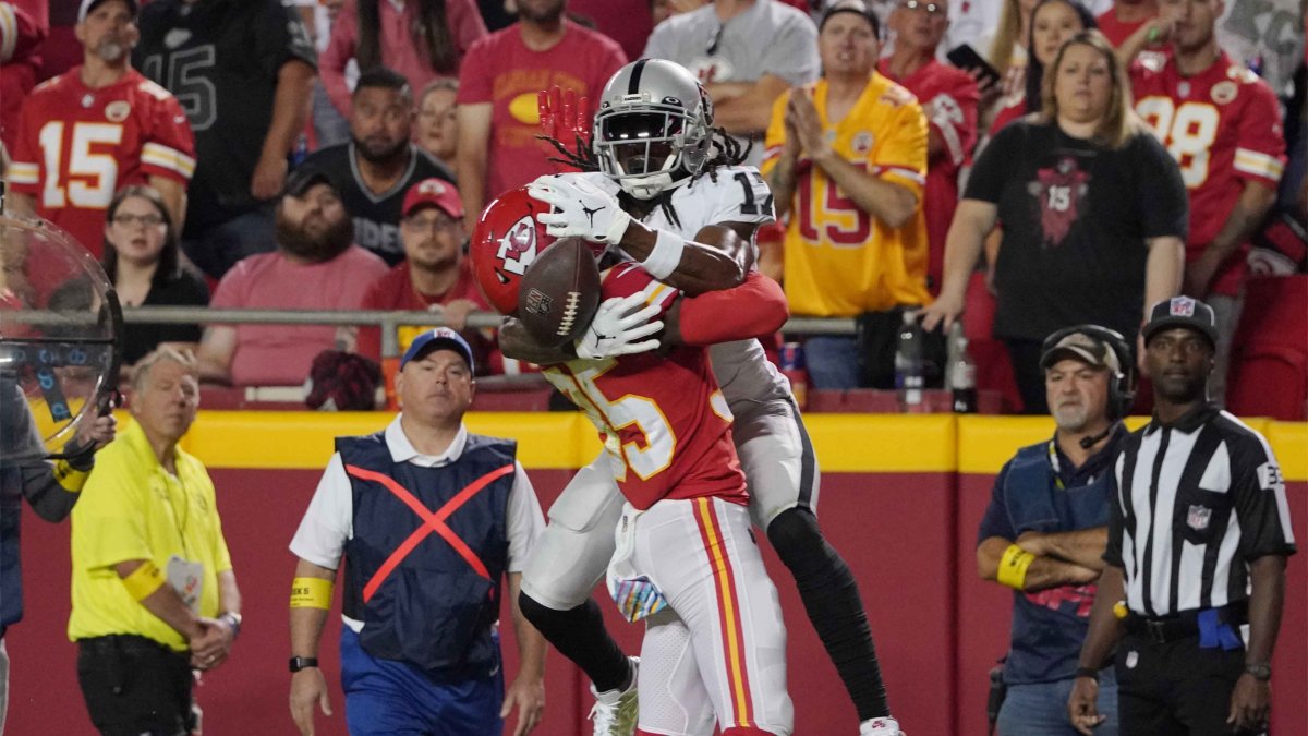 Chiefs vs Raiders: Davante Adams pushes photographer and