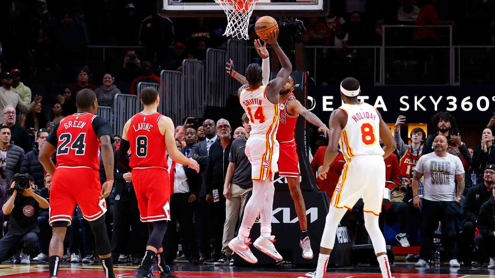 DeRozan buzzer beater lifts Bulls, LeBron hits