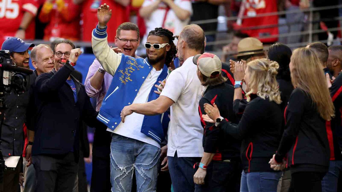 Damar Hamlin makes appearance on field at Super Bowl