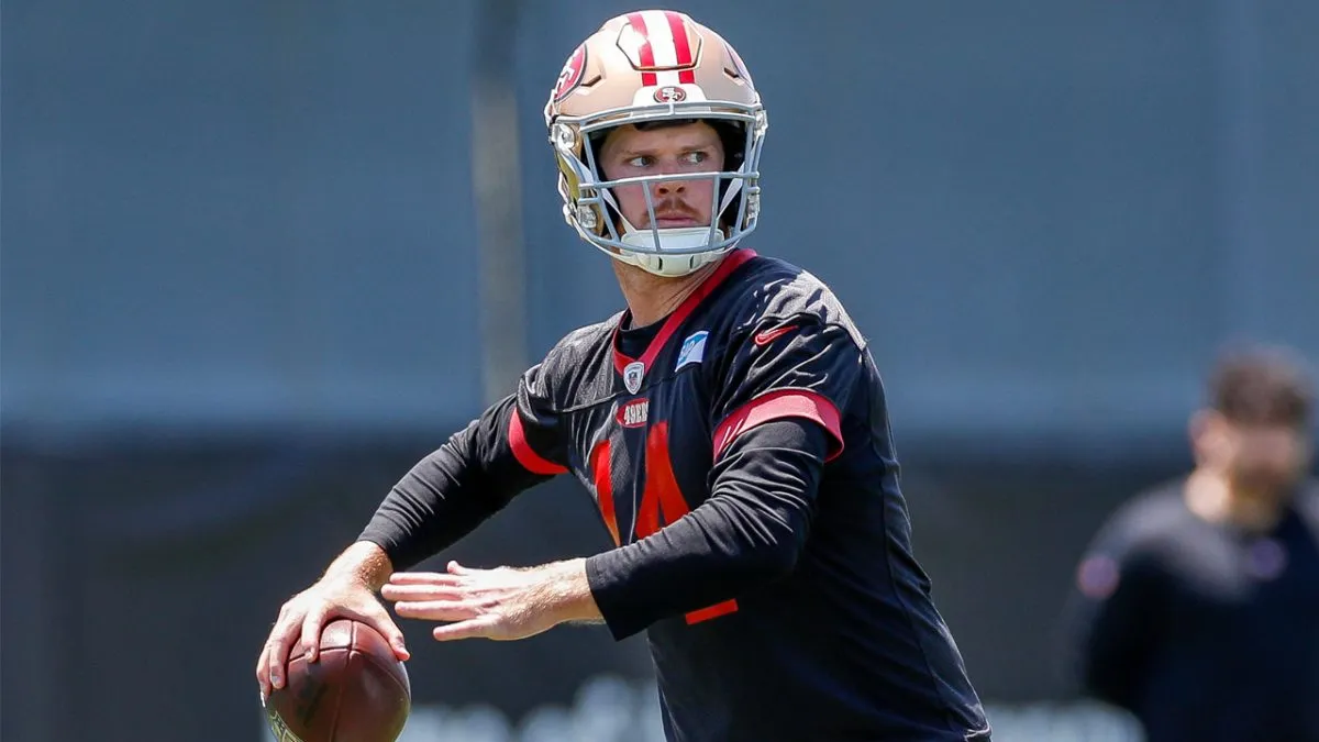 Quarterback Steve Young of the San Francisco 49ers finds room to run  News Photo - Getty Images