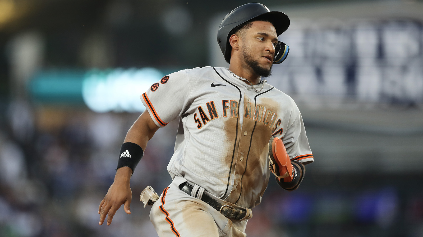Giants finish off rare sweep of Dodgers in Los Angeles with 7-3