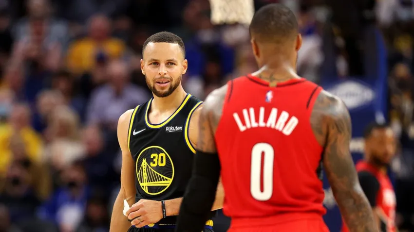 SAN FRANCISCO, CALIFORNIA – NOVEMBER 26: Stephen Curry #30 of the Golden State Warriors talks with Damian Lillard #0 of the Portland Trail Blazers during the first half of the game at Chase Center on November 26, 2021 in San Francisco, California. NOTE TO USER: User expressly acknowledges and agrees that, by downloading and or using this photograph, User is consenting to the terms and conditions of the Getty Images License Agreement. (Photo by Ezra Shaw/Getty Images)