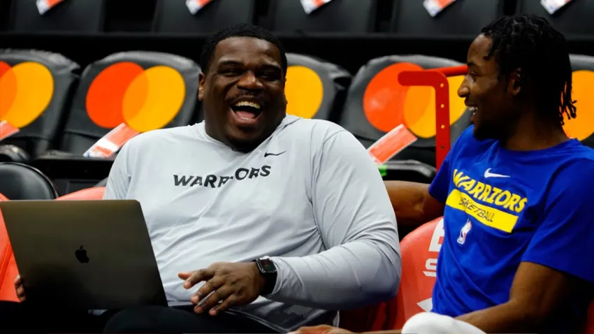 Warriors assistant coach Anthony Vereen (left) shares a laugh with young forward Jonathan Kuminga, with whom he’s developed a close relationship — and a cool handshake.