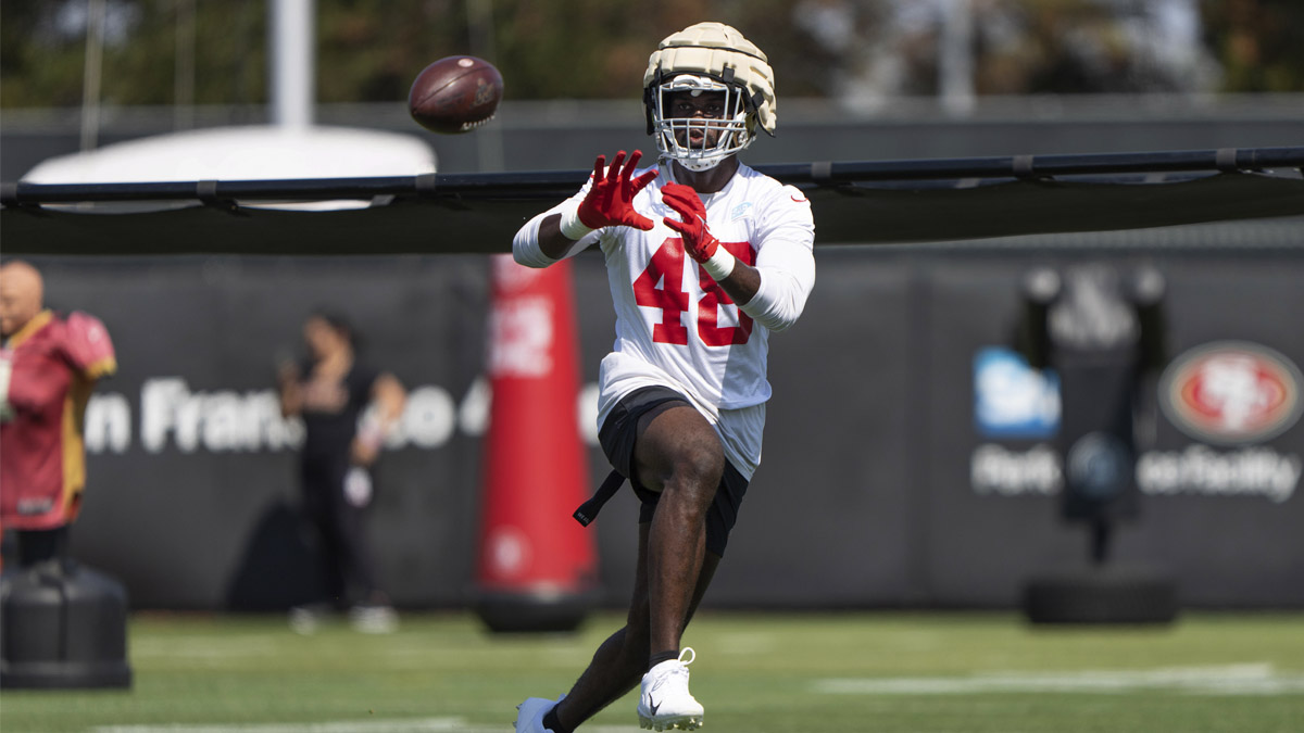 San Francisco 49ers linebacker Oren Burks (48) runs a play during an NFL  football game against the Seattle Seahawks, Sunday, Sept. 18, 2022, in  Santa Clara, Calif. (AP Photo/Scot Tucker Stock Photo - Alamy