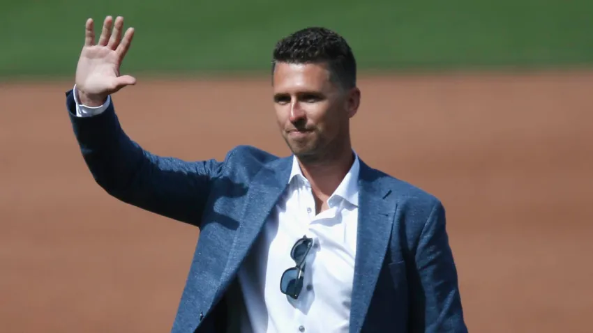 Buster Posey waving