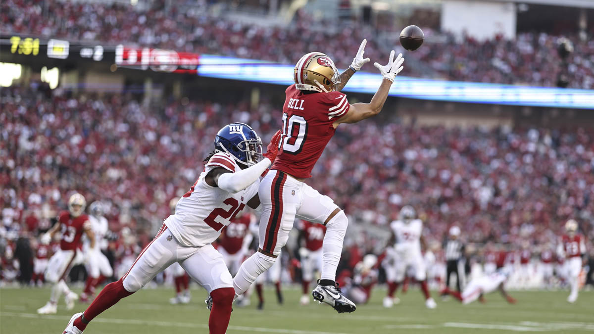 Wide receiver Ronnie Bell of the San Francisco 49ers catches a pass News  Photo - Getty Images